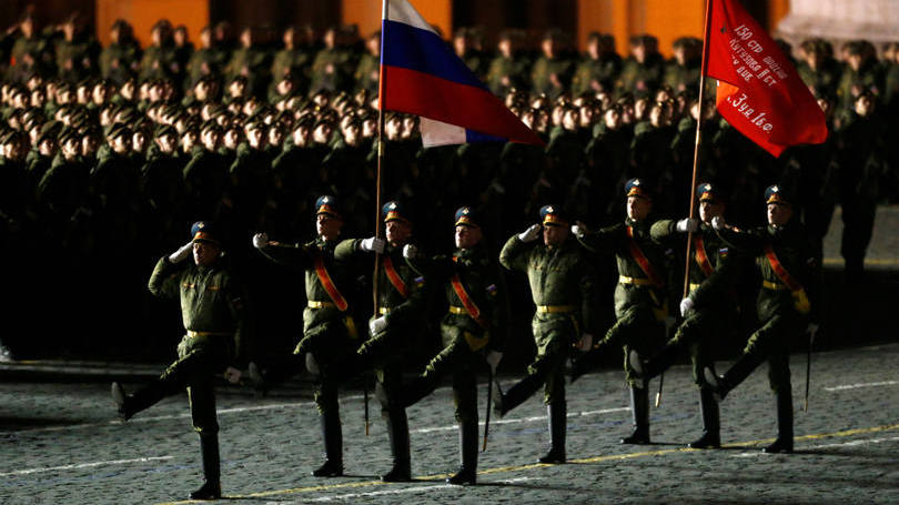 Rússia

Soldados russos marcham durante um ensaio para as comemorações do Dia da Vitória no próximo dia 8 de maio. A data marcará o aniversário de 71 anos da vitória soviética contra as forças nazistas. 