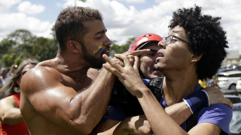 Manifestantes pró e contra o governo se enfrentaram nessa semana no Planalto, em Brasília. O país observou uma reviravolta em sua crise política depois que o ex-presidente Luiz Inácio Lula da Silva foi nomeado como ministro-chefe da Casa Civil. 