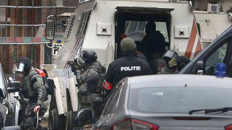 Operação de busca: um pouco mais cedo, uma fonte policial havia indicado que um homem tinha sido preso, um outro ferido e um terceiro encurralado