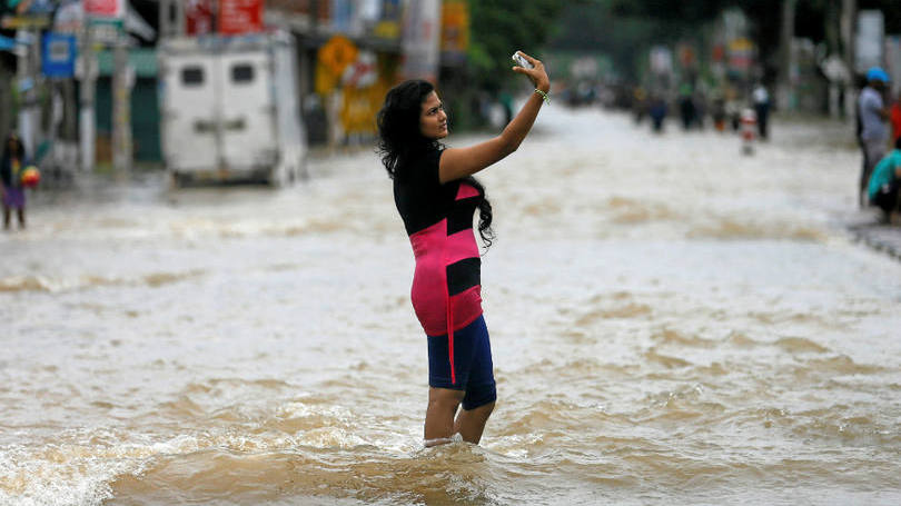 Sri Lanka Uma mulher tira uma selfie durante a enchente que castiga a cidade de Biyagama, no Sri Lanka. As chuvas no país já deixaram 11 mortos e afetaram mais de 130 mil pessoas.
