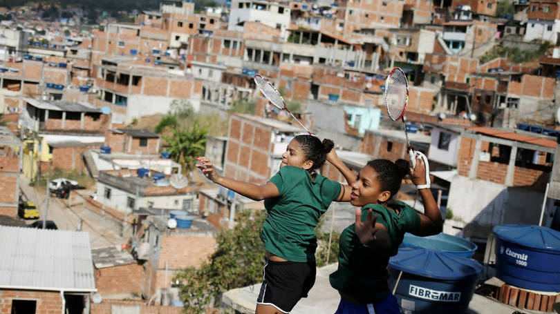 Brasil  As representantes do Brasil no badminton Lohaynny e sua irmã Luana Vicente são fotografadas na favela em que vivem no Rio de Janeiro. Elas irão competir durante os Jogos Olímpicos que acontecem na cidade nos próximos meses. 
