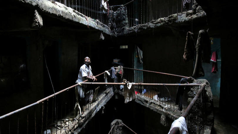 Quênia Um homem é fotografado nos destroços de um prédio residencial em Nairóbi, no Quênia. Nesta semana, autoridades do país demoliram um prédio que teria sido construído de forma inadequada. Ao todo, estima-se que quase 250 edifícios estejam nessas condições e devem ser destruídos. A medida vem depois do colapso de um prédio que acabou matando 51 pessoas.