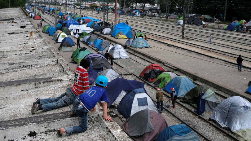 Grécia

Na fronteira entre a Grécia e a Macedônia, meninos observam o acampamento de refugiados que surgiu na região. A Europa segue recebendo um altíssimo fluxo de pessoas que deixaram seus lares e países para trás em busca de uma vida melhor e mais segura em solo europeu. 
