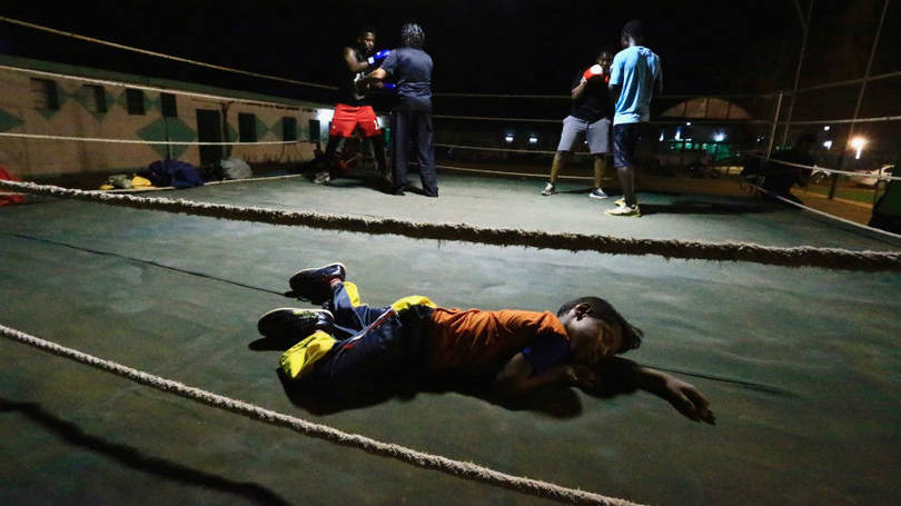 Sudão

No Sudão, menino é fotografado dormindo em um ringue de boxe enquanto sua mãe treina no Clube Nilo, localizado na capital da cidade. 