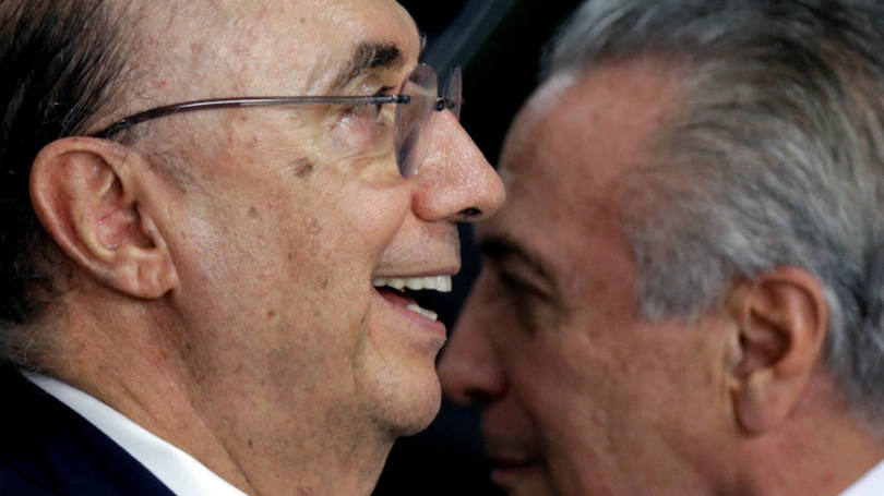 Brasil  O agora ministro da Fazenda Henrique Meirelles e o presidente interino Michel Temer são fotografados durante cerimônia de posse dos novos ministros.