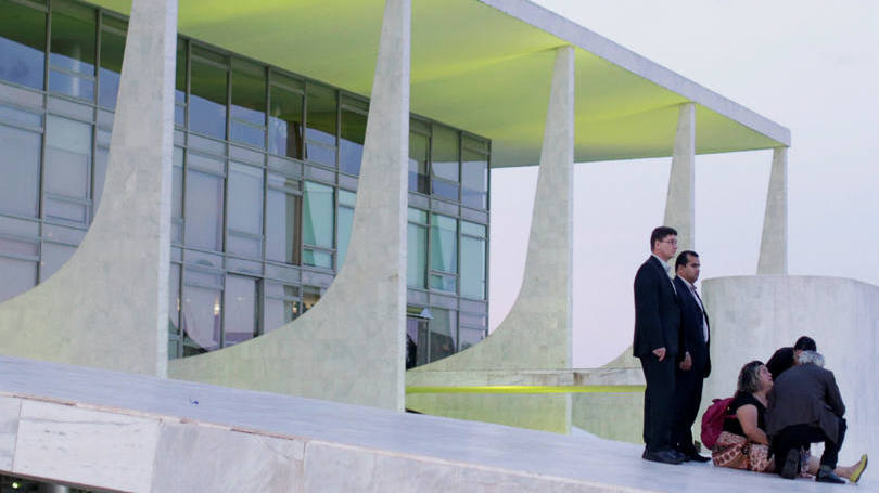 Brasil  Seguranças do Palácio do Planalto impedem que uma manifestante contra o impeachment entre no local no qual o então vice Michel Temer fazia seu primeiro discurso como presidente interino. 