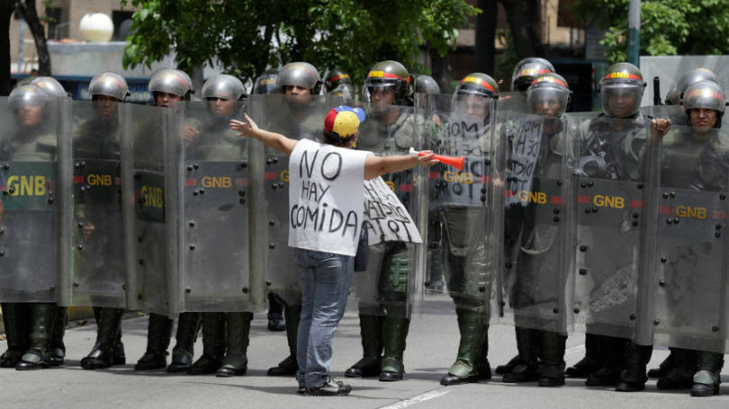 Venezuela Manifestante da oposição é fotografado durante protestos contra a crise que está levando a Venezuela à beira do abismo. Nesta semana, o presidente Nicolás Maduro anunciou a extensão de um Estado de Exceção que teria como objetivo tentar conter a crise política e econômica que devasta o país. Enquanto isso, políticos da oposição tentam emplacar assinaturas para convocar um referendo revocatório do mandato de Maduro.