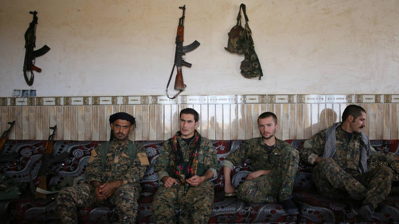 Iraque  Combatentes da Unidade de Resistência de Sinjar, no norte do Iraque, são fotografados junto de um líder tribal na vila de Umm al-Dhiban. Os curdos são hoje parte fundamental da estratégia em terra para combate aos extremistas do Estado Islâmico. 