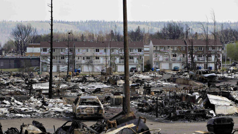 Canadá Foto mostra a destruição que incêndios florestais estão deixando na região de Alberta no Canadá. Nesta semana, veio à tona a notícia de que as chamas descontroladas haviam devastado uma área três vezes maior que toda a cidade de São Paulo.