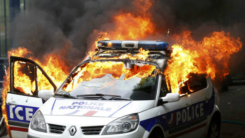 França Em Paris, a semana foi marcada por novos protestos contra as reformas trabalhistas que o governo tenta fazer como estratégia para tirar o país da estagnação econômica. Os sindicatos têm frequentemente tomado as ruas de diversas cidade e são comuns os conflitos com a polícia.