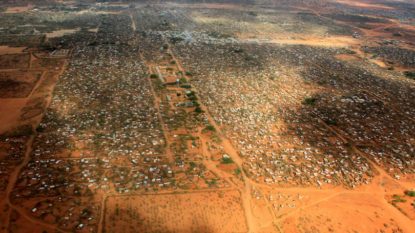 Quênia  Imagem aérea mostra o campo de Dadaab, no Quênia. Nesta semana, veio à tona a notícia de que o governo do país irá encerrar a recepção de refugiados e fechará seus campos. A decisão causou furor na comunidade internacional, uma vez que Dadaab, por exemplo, é o maior campo do mundo hoje e abriga milhares de refugiados somalianos. 