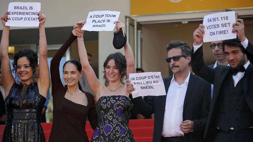 França Artistas brasileiros protestam contra o impeachment da presidente Dilma Rousseff no 69º Festival de Cinema de Cannes, na França. Entre os envolvidos no ato estavam os representantes do filme brasileiro Aquarius, o diretor Kleber Mendonça, a atriz Sônia Braga.