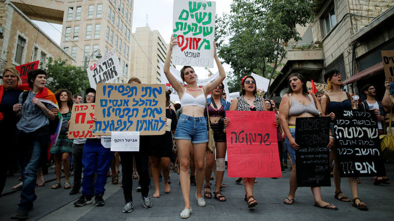 Israel

Em Tel Aviv, capital de Israel, aconteceu a chamada “marcha das vadias”, manifestação que tem como objetivo lutar contra a violência de gênero. A agência de notícias AFP estima que ao menos 300 mulheres tenham participado do ato.