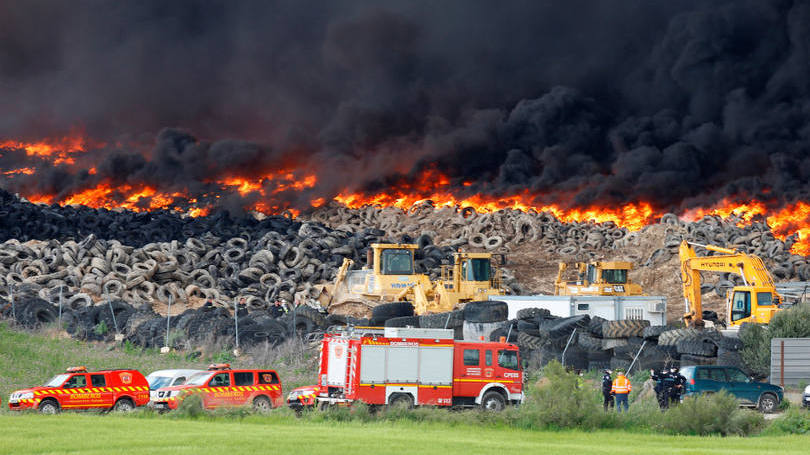 Espanha  Em Madri, um poderoso incêndio atingiu o maior depósito de pneus da Europa. Localizado em Seseña, o lixão que acumula mais de 5 milhões de pneus fica próximo de uma região residencial. 