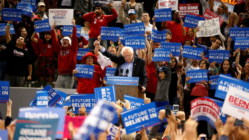 Estados Unidos O pré-candidato à presidência dos Estados Unidos Bernie Sanders é fotografado durante evento de sua campanha em Carson, na Califórnia, onde anunciou ter vencido as prévias no estado de Oregon. Nesta semana, veio à tona a notícia de que o maior e mais rico sindicato dos EUA irá anunciar qual dos candidatos democratas irá apoiar ao pleito, mas não deu detalhes sobre se a preferência está em Sanders, que é senador pelo estado de Vermont, ou em Hillary Clinton, ex-Secretária de Estado de Obama.