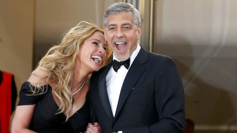 França  A atriz Julia Roberts brinca com o amigo e também ator George Clooney durante a exibição do filme “Monkey Monster” durante o 69º Festival de Cinema de Cannes, na França. 