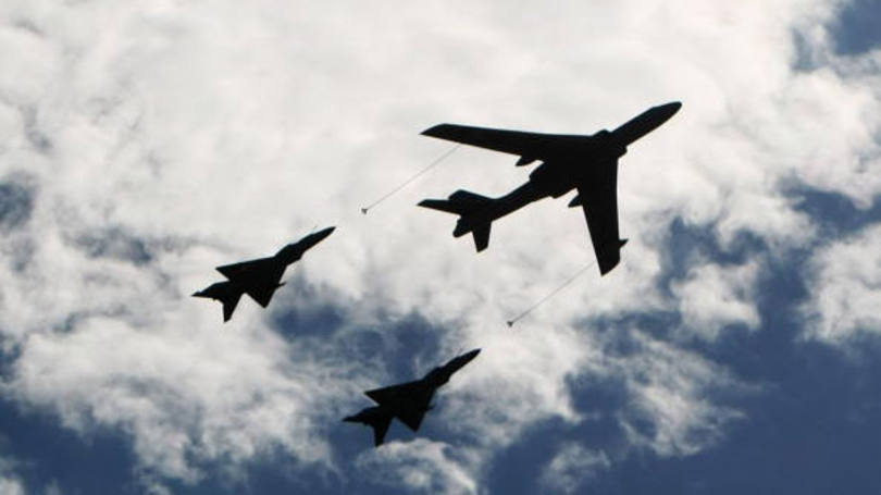 Aviões militares: quando o avião americano "aproximou-se da ilha de Hainan", província insular da China, dois aviões chineses o seguiram mantendo "uma distância segura"