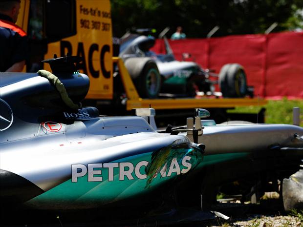 Os carros da Mercedes se tocaram logo após a largada do Grande Prêmio da Espanha, disputado neste domingo