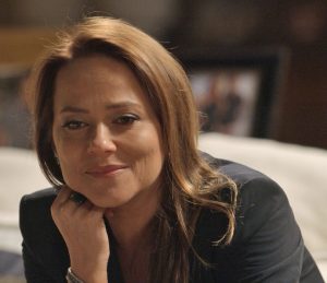 Natasha diz a Carolina que está tentando reconstruir sua vida com Arthur.