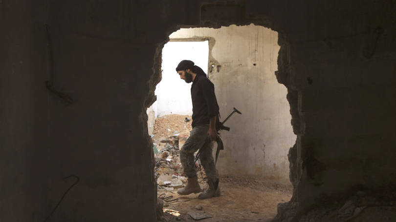 Rebelde sírio: o ataque é também em represália pelos assédios das tropas governamentais em torno das populações de Daraya e Muadamiya al-Sham, nos arredores de Damasco