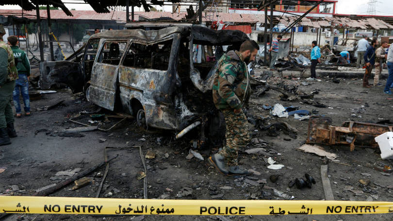 Síria  Exército da Síria inspeciona o local no qual uma explosão aconteceu em Yabla. Cidades do país foram alvo de intensos atentados terroristas no início dessa semana e que deixaram quase 200 mortos. Em Yabla, que fica na província de Latakia, cinco explosões mataram quase 140 pessoas. 