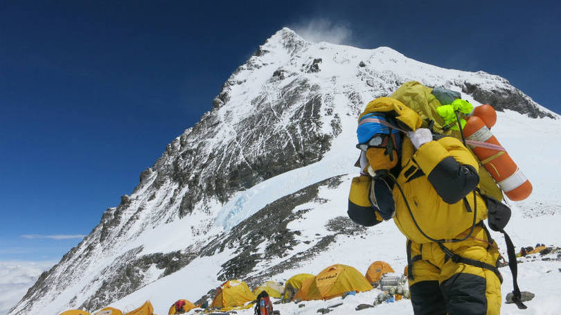 Nepal  Montanhista é fotografado com o Monte Everest no último dia 20 de maio de 2016. Nesta semana, ao menos cinco pessoas morreram nas tentativas de atingir o cume da montanha e voltar com vida. Fazia dois anos que ninguém escalava o Everest depois de uma avalanche que matou 16 guias em 2014 e do terremoto que atingiu o Nepal em 2015 e que matou 18 pessoas no acampamento base.