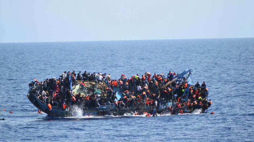Líbia  Refugiados tentam fugir de uma embarcação que estava prestes a naufragar na costa da Líbia. A imagem, explicou a Reuters, foi capturada por uma equipe de resgate italiana que se preparava para ajudar as pessoas. 