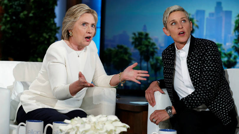 Estados Unidos  A pré-candidata à presidência dos Estados Unidos é entrevistada pela apresentadora Ellen nesta semana. Embora sua vitória sobre o senador de Vermont Bernie Sanders na disputa pela nomeação oficial do Partido Democrata seja dada como certa, Hillary não se encontra em uma posição muito favorável nas pesquisas de opinião com o possível candidato republicano Donald Trump. Ela tem uma leve vantagem na maioria delas, mas o polêmico empresário também aparece na frente em algumas já realizadas. 