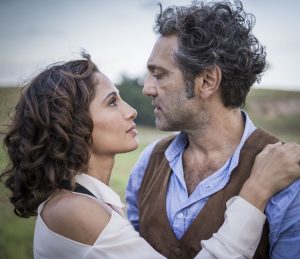 Em “Velho Chico”, Tereza tem recaída por Santo e diz: “Eu senti saudade de seu toque”