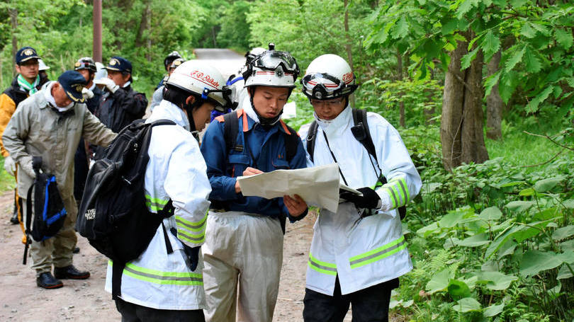 Castigo: os pais disseram à polícia que estavam punindo o menino por lançar pedras contra pessoas e carros enquanto brincava em um rio