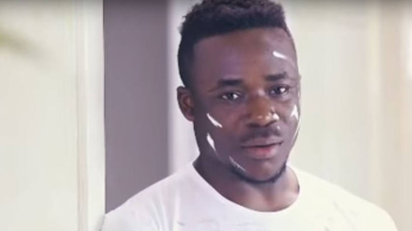 Cena de propaganda chinesa racista: a mídia estatal noticiou que o comercial foi ao ar pela primeira vez em abril