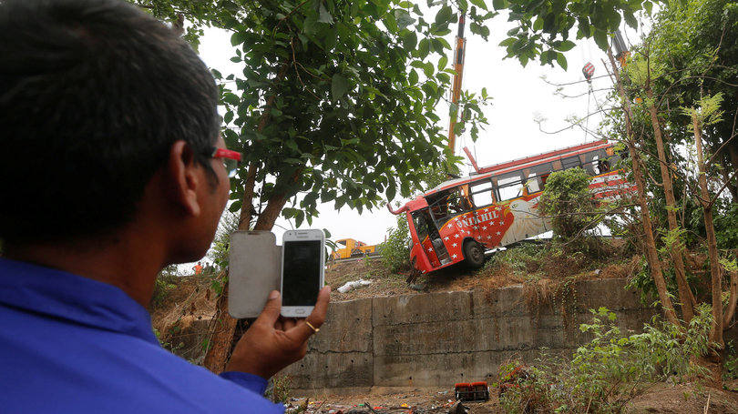 Acidente na Índia: homem tira foto de destroços de ônibus que sofreu acidente