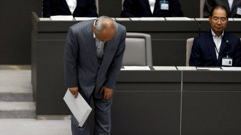 Governador de Tóquio, Yoichi Masuzoe, faz uma reverência após apresentar pedido de renúncia do cargo
