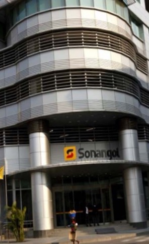 O pedido de inquérito é apoiado por um Memorando de nove páginas onde se identificam alguns dos negócios