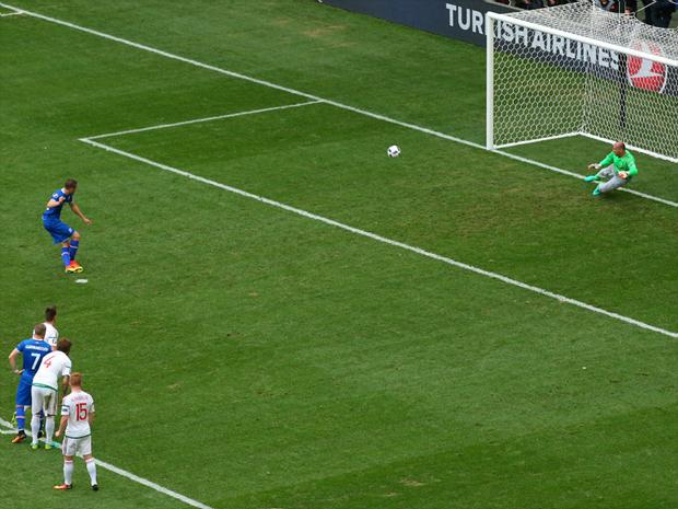 Veterano Király não evitou o gol de Gylfi Sigurdsson no jogo terminou empatado em 1 a 1