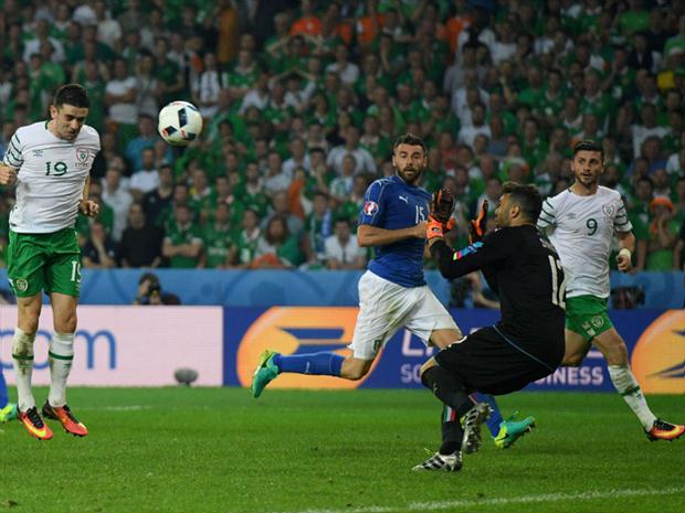 Brady marcou o gol da vitória irlandesa sobre a Itália