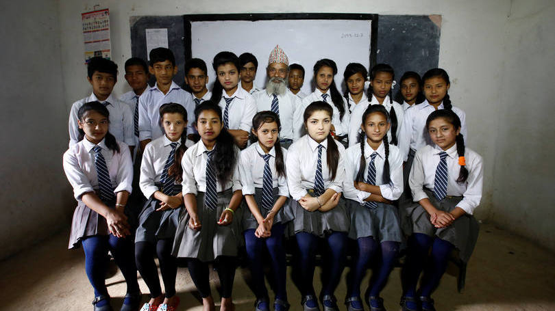 Durga Kami, de 68 anos, é fotografado entre seus colegas da escola Shree Kala Bhairab em Syangia. Segundo o jornal The Guardian, ele é avô de oito crianças e, durante a infância, precisou interromper os estudos e deixou para trás o sonho de se tornar professor. Agora, aos 68 anos, ele finalmente conseguiu voltar para a escola. Seu objetivo é o de completar os estudos e deixar a solidão para trás após a morte de sua esposa. 