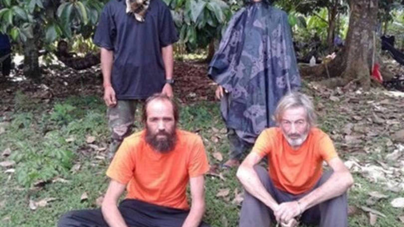 magem mostra o canadense Robert Hall e o norueguês Kjartan Sekkingstad, reféns do grupo extremista islâmico Abu Sayyaf. Nesta semana, veio à tona a notícia de que os militantes haviam executado Hall. No final de abril, outro canadense, John Ridsdel, foi também morto pelo mesmo grupo. Na época, ameaçaram matar Hall em seguida, se o governo canadense não pagasse um resgate de 20 milhões de euros.  Os dois canadenses foram tomados como reféns junto com Sekkingstad e uma mulher filipina em setembro de 2015. 