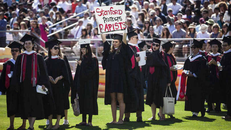 Estudante da Universidade de Stanford, nos Estados Unidos, realiza protesto durante cerimônia de formatura. Nas últimas semanas, a entidade sofreu sérias críticas sobre a forma como lidou com um caso de estupro dentro do campus. No ano passado, Brock Turner, hoje com 20 anos, foi pego violentando uma jovem desacordada.  O caso gerou polêmica e indignação no mundo inteiro depois de a carta da vítima do estupro ao seu algoz ter se tornado pública. Turner, que poderia ter sido condenado a 14 anos de prisão, permanecerá preso por apenas três meses.