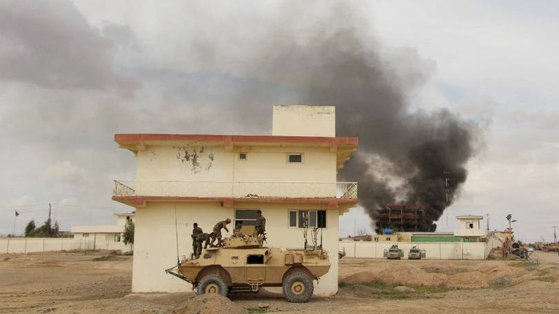 Fumaça saindo de prédio após ataque dos talibãs em Girishk, no Afeganistão