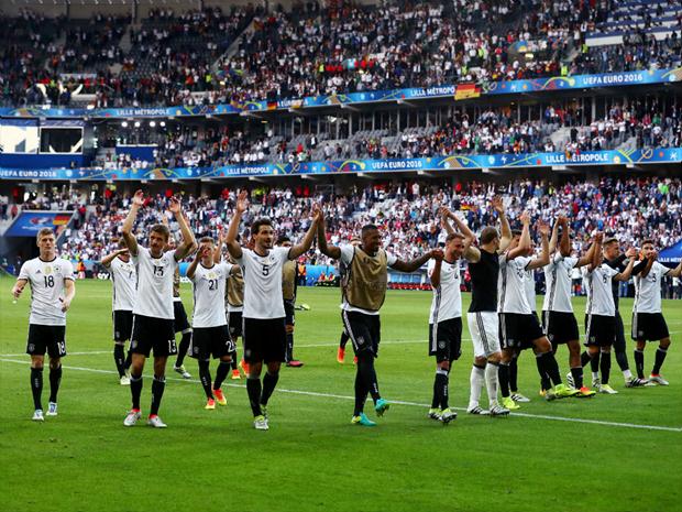 Jogadores alemães celebram após garantir vaga nas quartas da Euro 2016