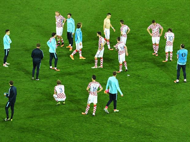 Desolados com a eliminação, jogadores da Croácia demoraram para deixar o gramado