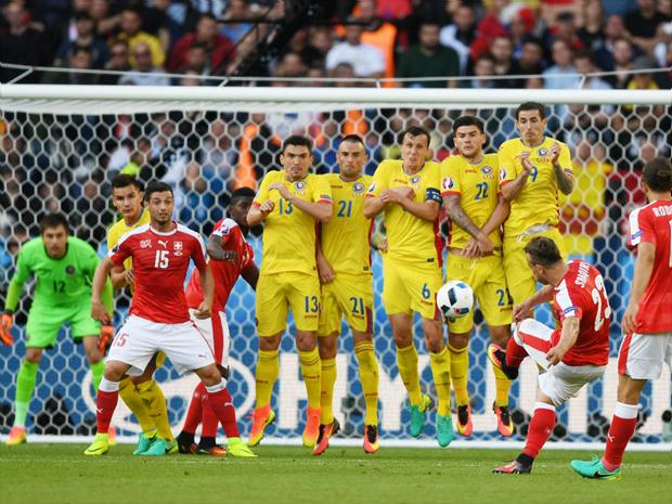 Empate por 1 a 1 deixa os dois rivais ainda com chances de garantirem vagas na próxima fase da Eurocopa 2016