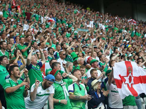 Homem de 64 anos morreu durante a partida da Irlanda do Norte contra a Ucrânia, nesta quinta-feira