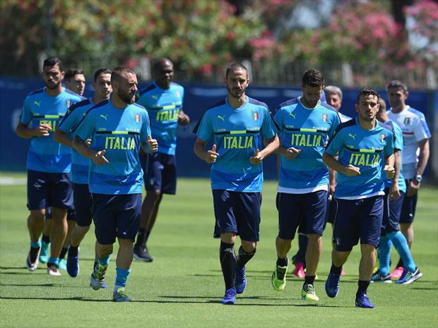 Italianos treinaram nesta quinta-feira, já pensando na partida contra os espanhóis, que valerá vaga nas quartas de final