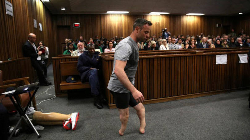 Oscar Pistorius caminha sem protéses durante audiência em julgamento em Pretória: o campeão paralímpico de 29 anos pode receber uma sentença mínima de 15 anos de prisão
