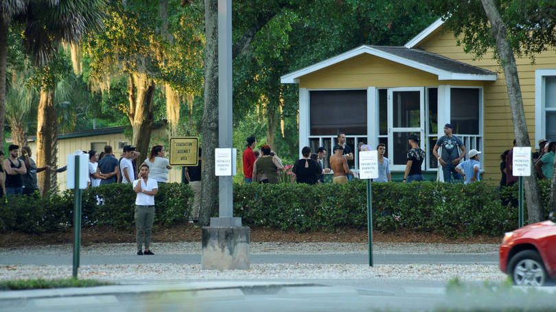 Polícia ouve testemunhas perto da boate Pulse em Orlando