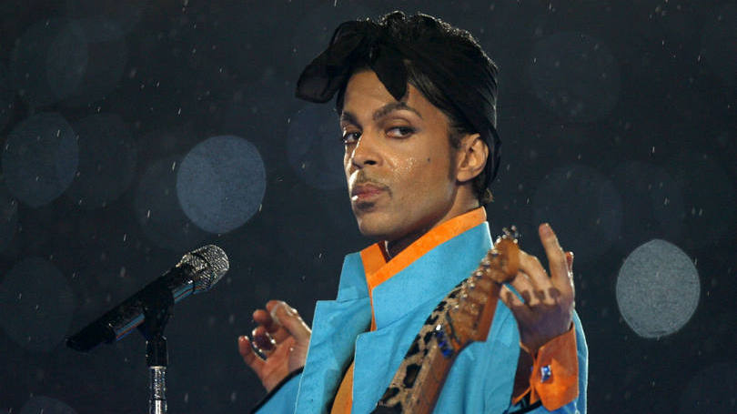 Estados Unidos  O artista Prince é visto nessa foto de arquivo. Nesta semana, a autopsia revelou que a causa da morte do músico foi overdose de opiáceos. Ele foi encontrado incosciente no dia 21 de abril em um elevador e morreu momentos depois.
