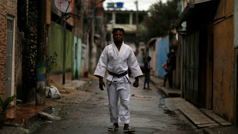 Brasil  Popole Misenga, refugiado da República Democrática do Congo é fotografado na favela onde mora no Rio de Janeiro. Ele irá disputar os Jogos Olímpicos no judô sob a bandeira olímpica na primeira equipe formada por refugiados. 
