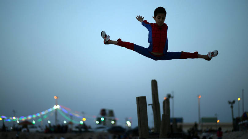 Faixa de Gaza  O menino Mohamad al-Sheikh, de apenas 12 anos, é fotografado enquanto fazia acrobacias em um parque na Faixa de Gaza. Ele ganhou o apelido de homem aranha por sua elasticidade e habilidade.